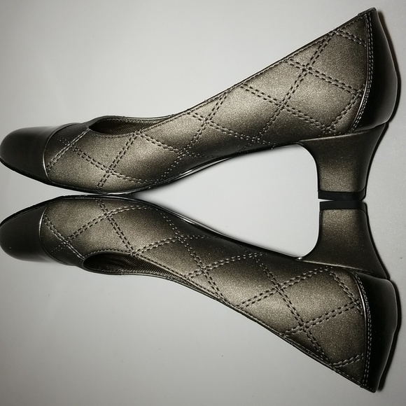 Quilted Shimmer heeled dress shoe. - Picture 2 of 13